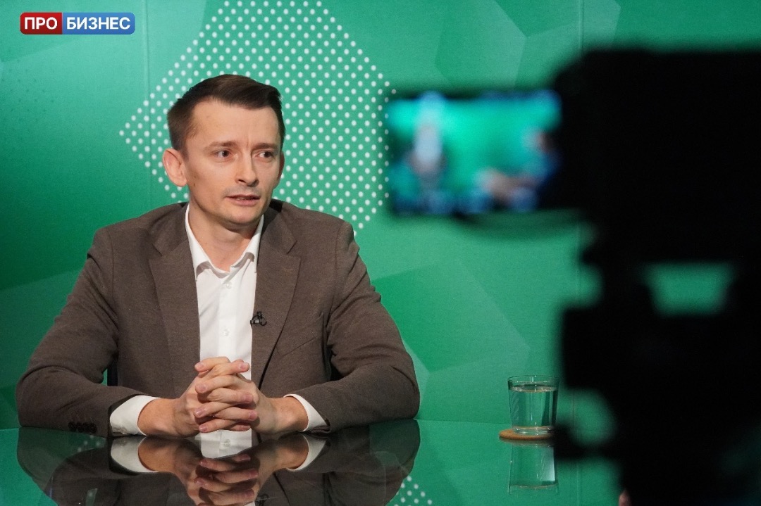 Герой программы Олег Ефремов, директор по электронной коммерции «Feron». Автор и ведущий Андрей Мякин, директор по продажам СДЭК.